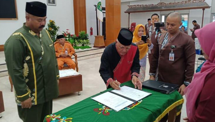 Asisten I Setkab Kukar Chairil Anwar melakukan penandatanganan purna tugas disaksikan oleh Bupati Kukar Edi Damansyah di Gedung Serba Guna, Kompleks Kantor Bupati Kukar pada Kamis (28/2/2019)