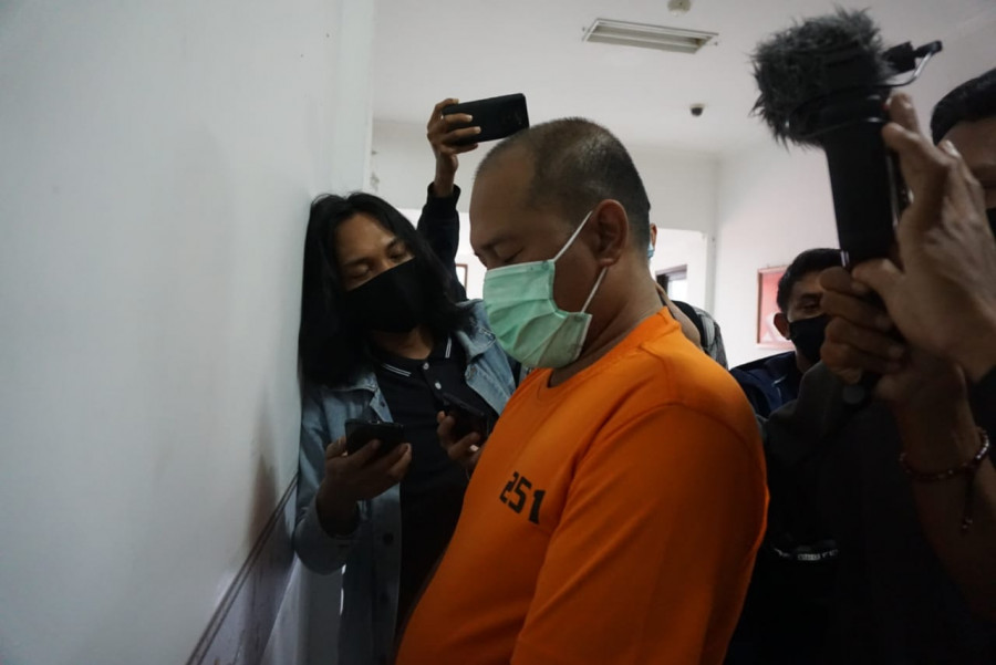 Tersangka saat diwawancara oleh wartawan atas tindak persetubuhan yang dilakukannya. (Foto: Nancy/korankaltim.com)