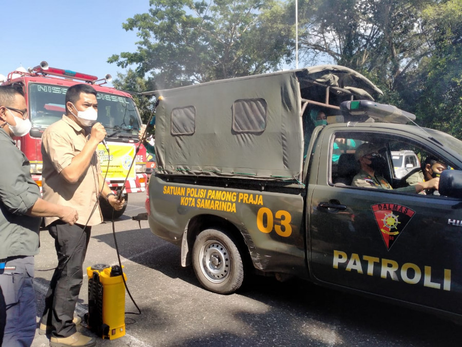 Wali Kota Samarinda, Andi Harun saat lepas personel penyemprotan (Claudius Vico/Korankaltim.com)