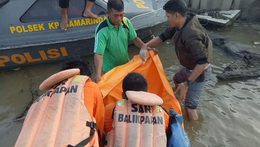 Pasien ODGJ yang ditemukan dari radius 700 meter dari korban tenggelam di Sungai Karang Mumus oleh tim SAR gabungan Kamis (31/10) pagi sekitar 06.30 Wita. (Foto: Basarnas Samarinda)