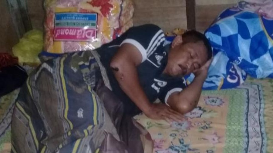 Kursani, Ketua KPPS 04 Desa Sungai Terik ini terbaring lemah karena diserang stroke saat peritungan perolehan surat suara.