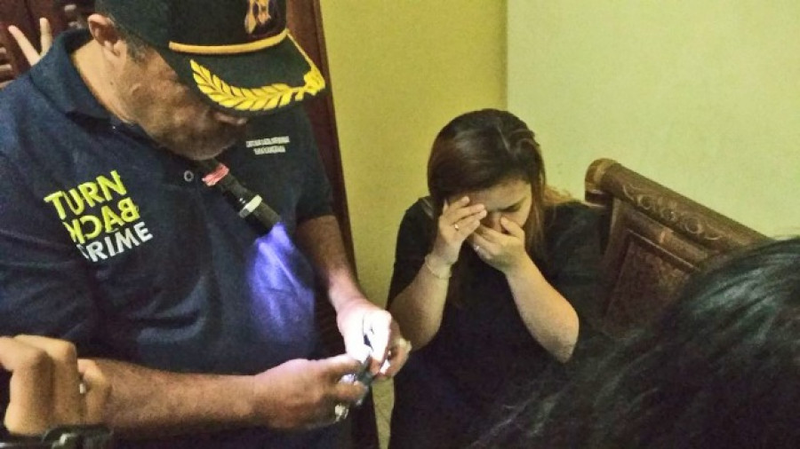 TERJARING: Salah seorang tamu sebuah hotel terjaring razia yang digelar jajaran Polsekta Samarinda Utara. Operasi dilaksanakan pada Sabtu (6/1) di sejumlah hotel kelas melati.