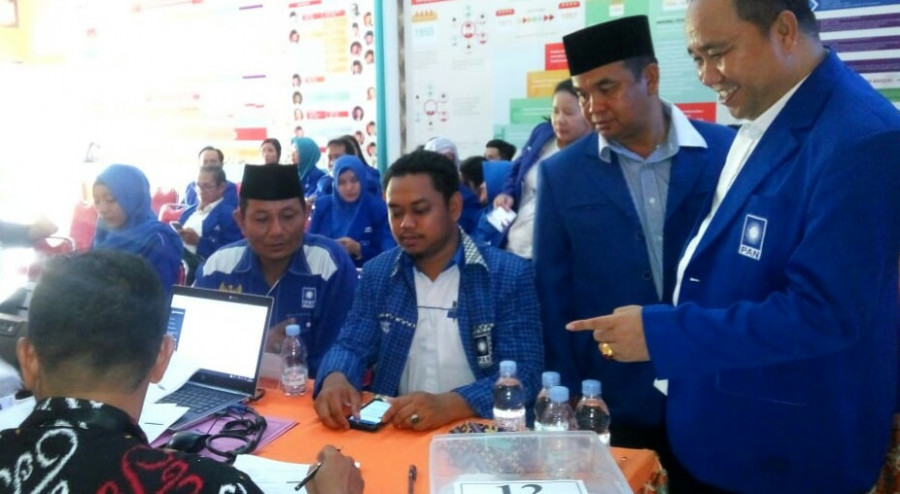 Tampak Ketua DPD PAN Kubar H Sopiansyah bersama Sekretaris DPD PAN Kubar, Arkadius Elly, saat pemeriksaan berkas parpol oleh KPU Kubar, Kamis 12 Juli 2018 siang ini