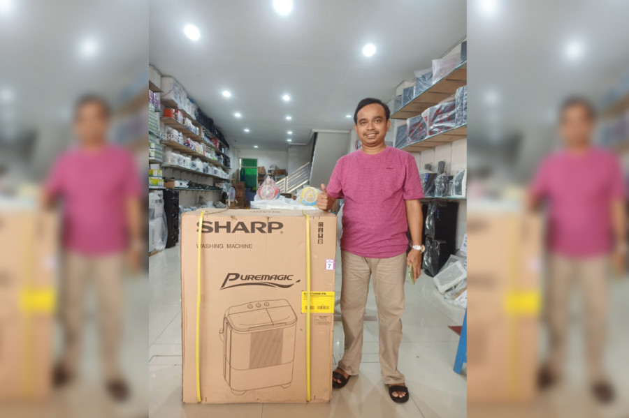 Ketua PWI Kukar Desman Minang Endianto menyiapkan hadiah utama doorprize berupa satu unit mesin cuci yang akan diserahkan pada acara media gathering Kukar 2022. (Foto: Istimewa)