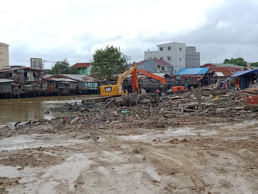 Suasana lokasi pembongkaran rumah bantaran SKM (Foto: Claudius Vico/Korankaltim.com)