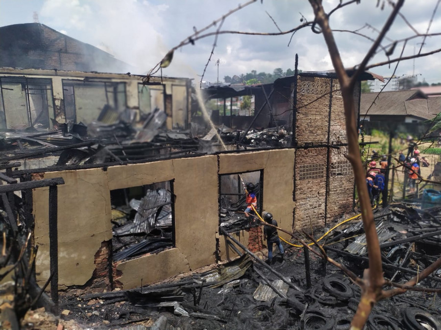 Upaya pemadaman yang dilakukan petugas pemadam dibantu dengan unsur relawan Samarinda pada musibah kebakaran Jumat (27/9) tadi. (Foto: Nancy/korankaltimcom)