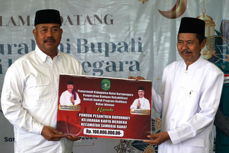 Bupati Edi serahkan bantuan di Ponpes Darun Nafi’. (Foto: Prokom)