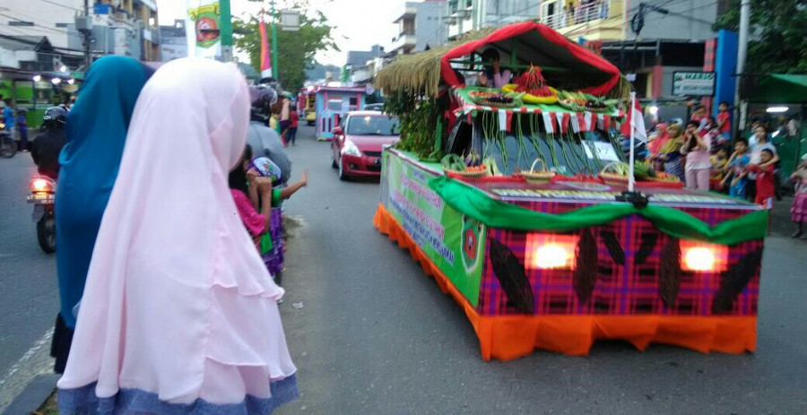 Warga antusias saksikan pawai hingga petang, di jl A Yani, Samarinda