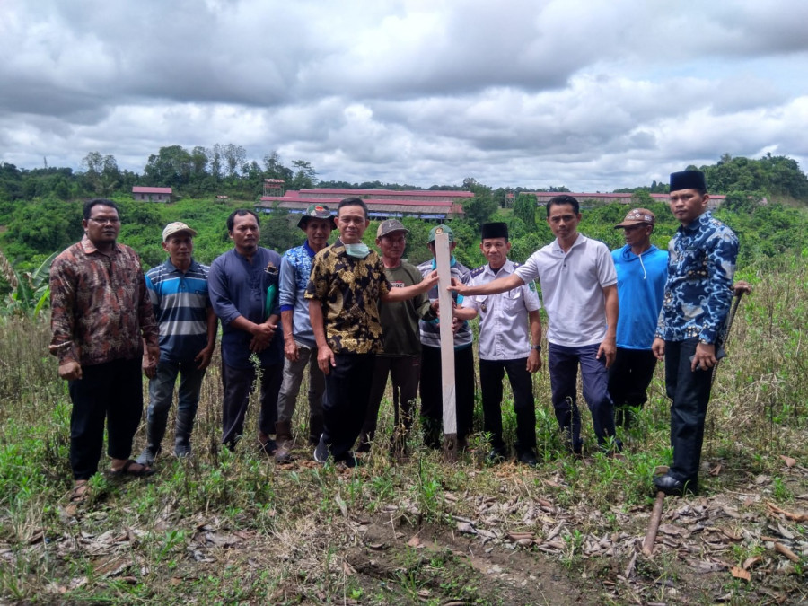 Lurah Mangkurawang, Sufiansyah Alham bersama staf, Ketua HWD Sukodadi Syaipul Qobar saat penentuan tapal batas antara Dusun Sukodadi dengan kelurahan induk. Turut mendampingi ketua forum RT serta tokoh masyarakat dan tokoh pemuda (PPDPSukodadi.dok)