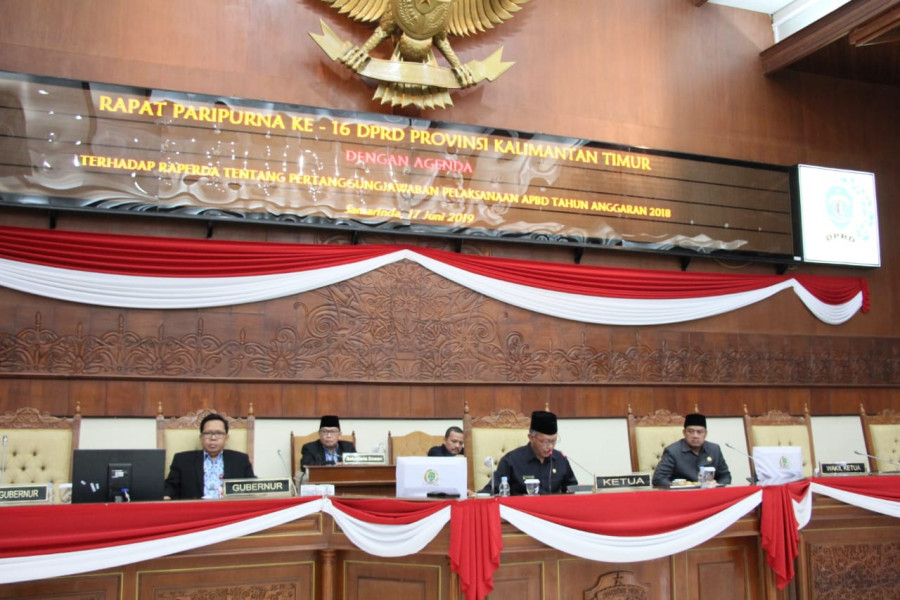 PU Fraksi: Wakil Ketua DPRD Kaltim Muhammad Samsun saat memimpin Rapat Paripurna ke-16 DPRD Kaltim didampingi Wakil Ketua DPRD Kaltim Andi Faisal Assegaf, serta dihadiri Asisten I Setda Provinsi Kaltim Bere Ali, mewakili Gubernur Kaltim Isran Noor, Senin