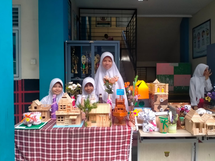 Kerajinan tangan hasil daur ulang dari murid-murid SD Negeri 001 Sungai Pinang.(Ainur/KoranKaltim)