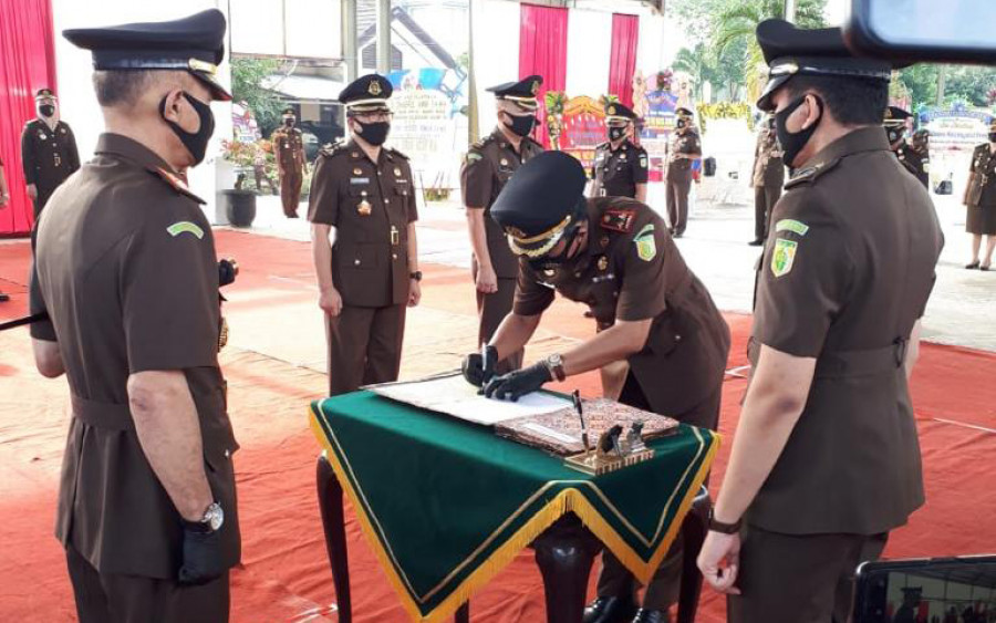 Kajati Kaltim Deden Riki Hayatul Firman (kiri tengah) menyaksikan penandatanganan Pakta Integritas saat pengambilan sumpah dan janji Kajari Samarinda, Nunukan dan PPU di Kompleks Kejati Kaltim, Jalan Bung Tomo Samarinda, Senin (08/06/2020) siang. (Rusdi/k