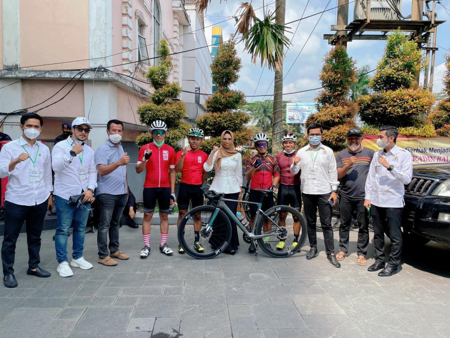 Ketua Umum ISSI Kaltim bersama pengurus melepas para atlet untuk tour 1000 kilometer melalui Kalsel-Kalteng (istimewa)