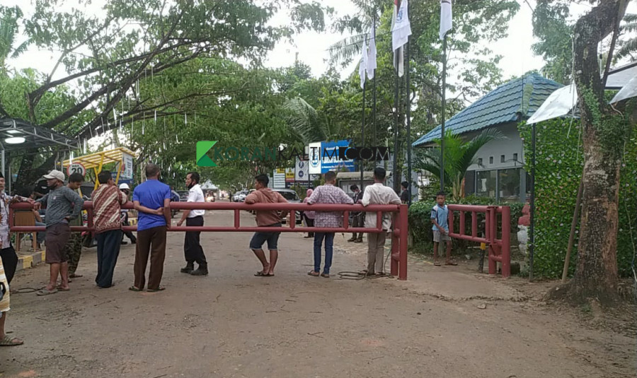 Beberapa pihak keluarga yang dilarang masuk, yang hendak mengetahui kondisi keluarganya yang bekerja di galangan PT Barokah Perkasa Kamis (11/2/2021) sore tadi. (Foto: Nancy/korankaltim.com)