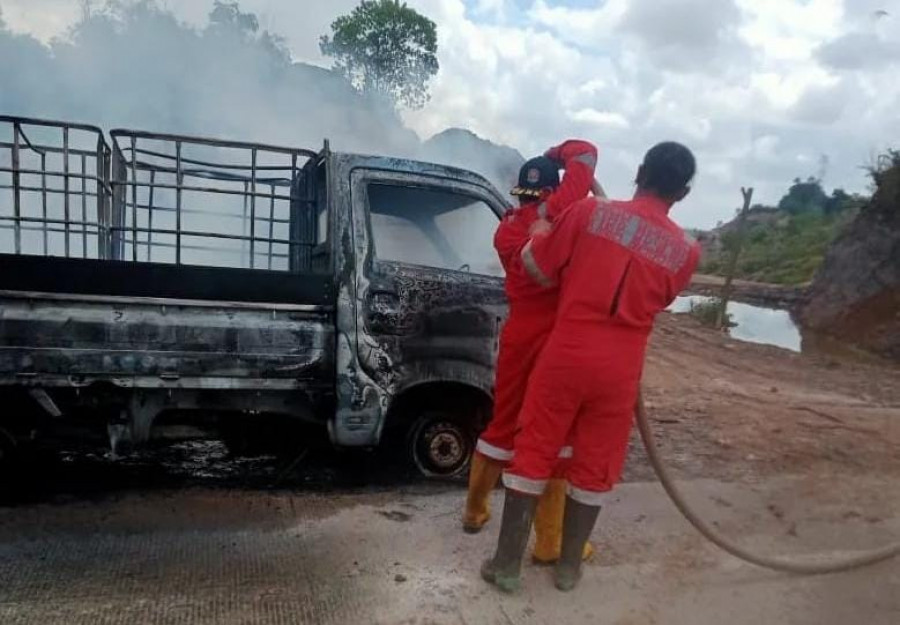 Petugas pemadam kebakaran Sanga sanga yang tengah melakuka pemadaman pikap yang terbakar, Jumat (29/7/2022) tadi.(Foto:Istimewa)