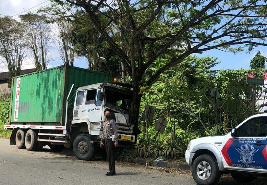 Anggota Satlantas Polresta Samarinda, yang berada di TKP, pasca insiden Senin (14/3/2022) hari ini.(Foto: Satlantas Polresta Samarinda)