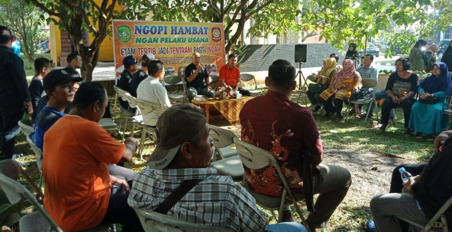 Kasatpol pp , fida hurasani saat memberikan paparan saat pertemuan dengan pelaku usaha