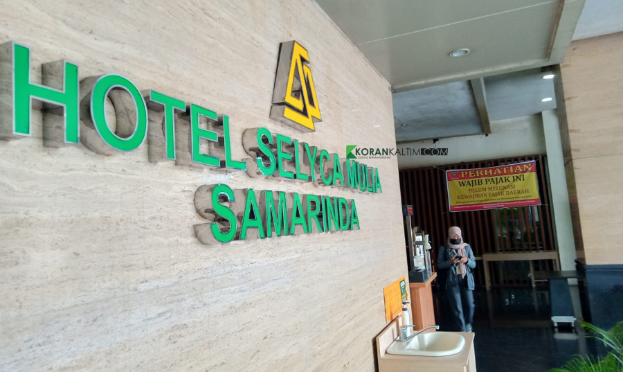 Spanduk tidak taat bayar pajak yang terpasang sebelum pintu masuk Hotel Selyca Mulia (Foto: Claudius Vico/Korankaltim.com)
