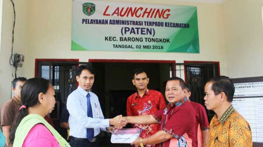 Penyerahan bantuan KPM-PKH secara simbolis oleh Kabid Perlindungan dan Jamsos Dinas Sosial Kubar, Wilhelmus didampingi Camat Barong Tongkok, Denasius, serta perwakilan Bank Mandiri Sendawar
