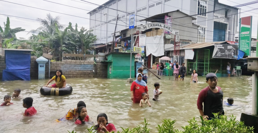 Genangan banjir yang dinikmati anak-anak di Jalan A Yani pertengahan Januari lalu (Foto: Permata/korankaltim.com)