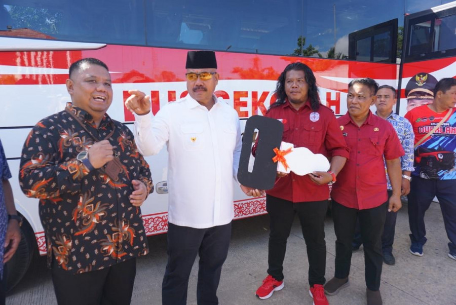 Serahkan bus sekolah rapak lambur