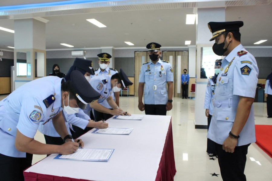 Penandatanganan pakta integritas dalam pelantikan 6 PNS sebagai pejabat pemeriksa keimigrasian. (Foto: Imigrasi Balikpapan)