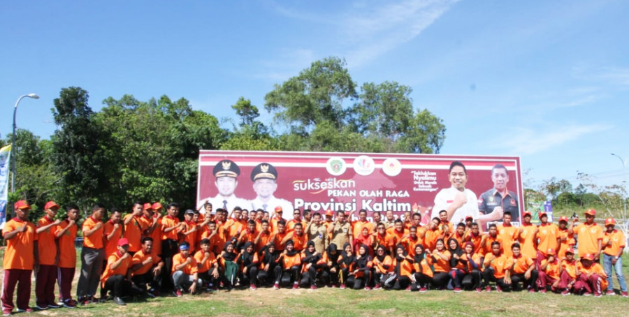 Sekretaris daerah, Tohar melakukan foto bersama setelah melakukan pelepasan atlet yang akan bertading di Porprov IV Kaltim