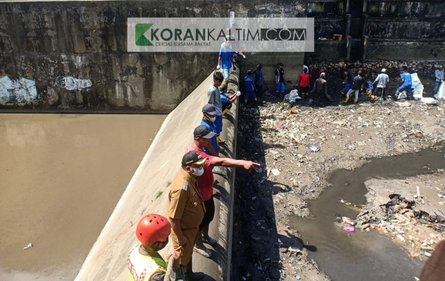 Wali Kota Balikpapan Rizal Effendi (dua dari bawah) meninjau Bendali Telagasari yang surut mendadak sekaligus memerintahkan agar segera dilakukan penyelidikan serta antisipasi bencana. (Foto: Hendra/KoranKaltim.Com)