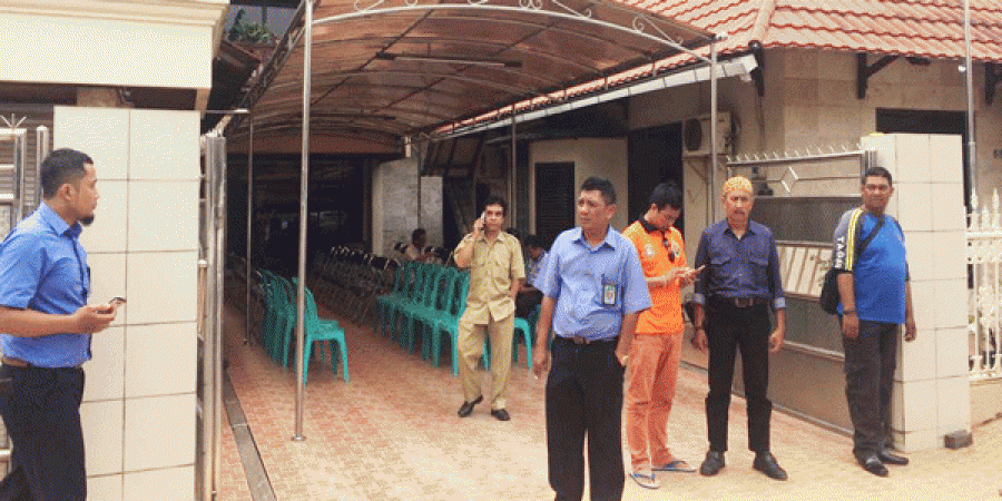 Suasana persiapan penyambutan jenazah Nisyirwan Ismail di rumah duka Jl Basuki Rahmat, Samarinda. (Foto: korankaltim.com)