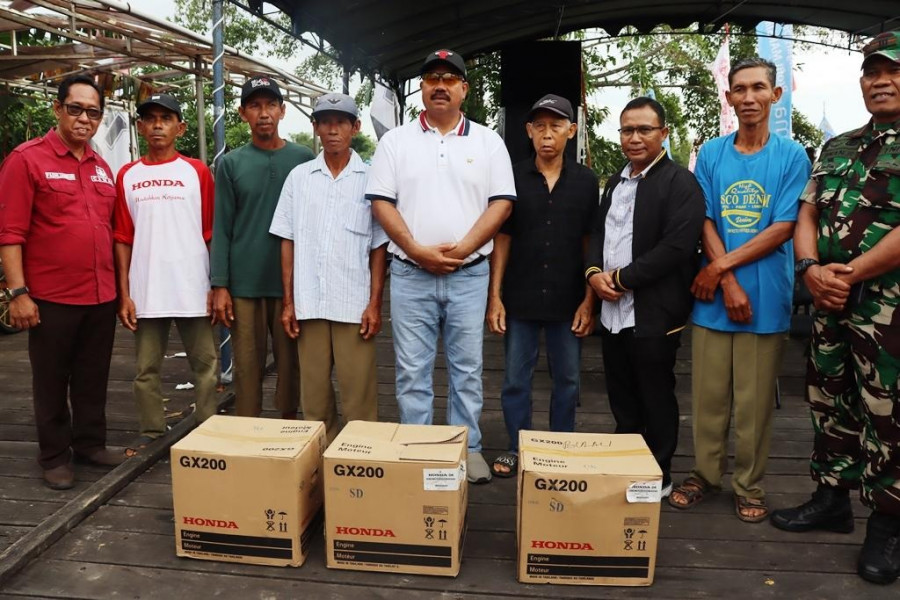 Bupati bantu nelayan Muara Wis. (Foto: Prokom)