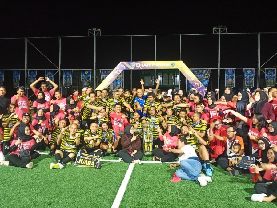 Setwan FC saat menerima hadiah juara satu. (Foto: Rahmadani/Korankaltim.com)