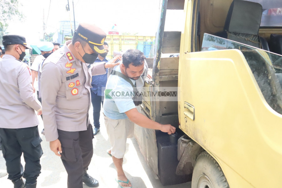Waka Polresta Samarinda AKBP Eko Budiarto saat meminta sopir truk menunjukkan tangki modifikasi untuk menampung BBM jenis solar, Rabu (27/7/2022) hari ini.(Foto:Nancy/korankaltim.com)