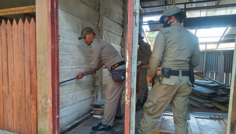 Satpol PP beraksi dalam pembongkaran (Foto: Claudius Vico/Korankaltim.com)