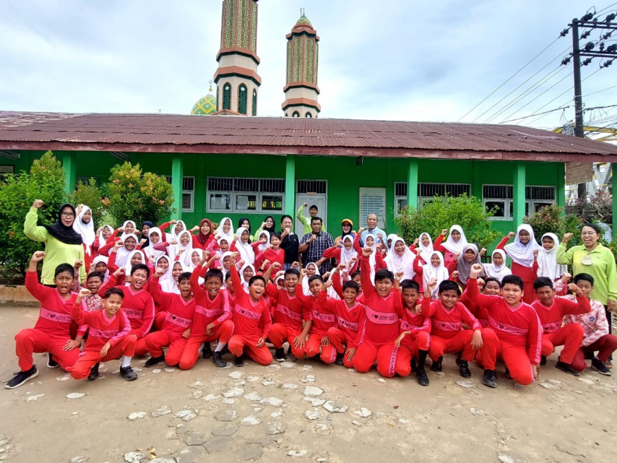 Rombongan Pelaksana Festival Olahraga Pelajar foto bersama murid dan kepala sekolah serga guru SDN 010 Palaran sebagai bagian dari persiapan pelaksanaan kegiatan awal bulan November mendatang. (ist)