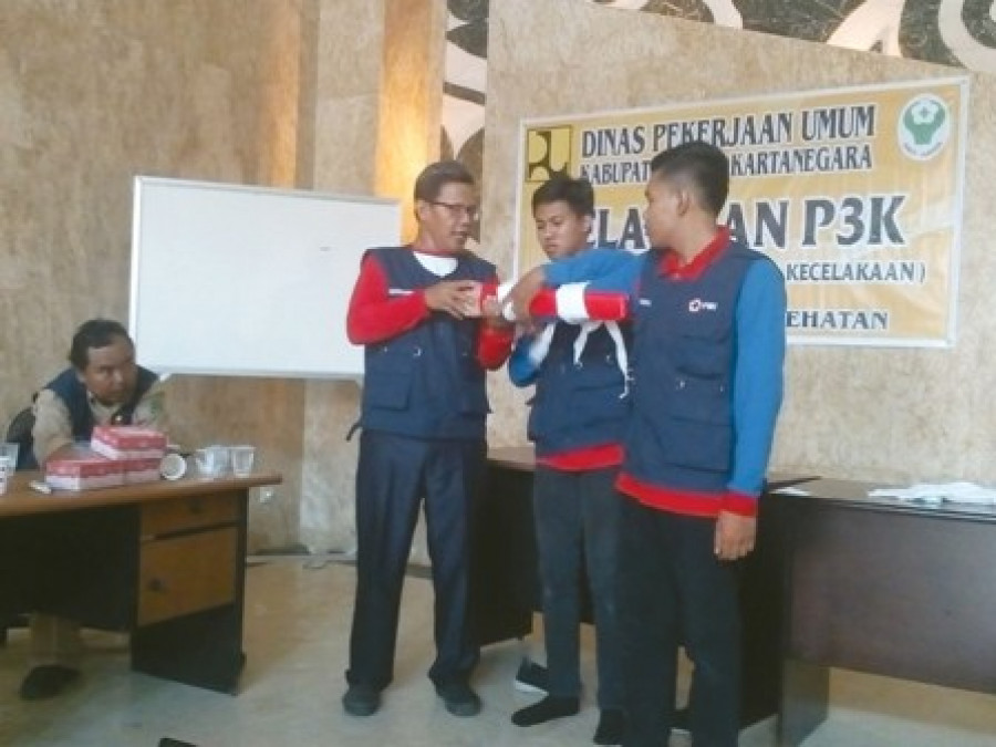 PELATIHAN: Kegiatan Pelatihan P3K, donor darah dan medical check up oleh Unit Kesehatan Dinas PU.