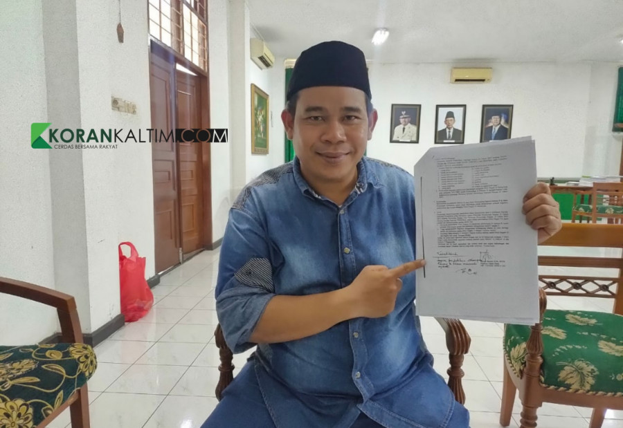 Kepala Yayasan Melati, Murjani saat menunjukkan salinan disposisi Gubernur Kaltim terkait kepindahan SMA Negeri 10 Samarinda (Foto: dok.korankaltim.com)