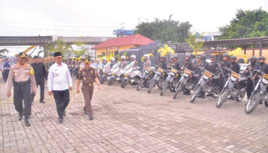 APEL GELAR PASUKAN : Walikota Samarinda, Syaharie Jaang menghadiri Apel Pasukan Mantap Brata di halaman Kantor Polres Samarinda Jalan Slamet Riyadi Rabu pagi (19/9), kemarin, dalam rangka menghadapi Pemilu. ( istimewa )