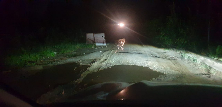 Jalan rusak dan minim penerangan di jalur poros Kukar-Kubar yang membuat pengendara harus ekstra hati-hati saat melintas (Dok. Koran Kaltim)