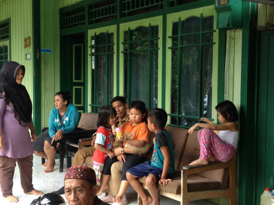 Fahriansyah (6) mengenakan baju oranye usai ditemukan di kolong meja ayahnya dalam keadaan badan dingin dan lemas pada Selasa (22/1/2019) sekitar pulul 12.00 Wita.