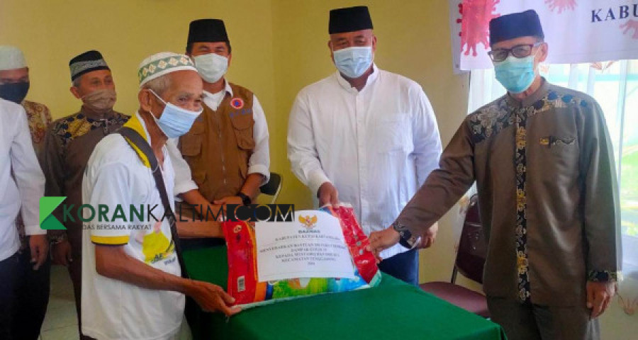 Pembagian sembako dari hasil pengumpulan zakat oleh Baznas Kukar pada Ramadhan tahun 2020 lalu. (Foto: Dokumen Korankaltim.com)