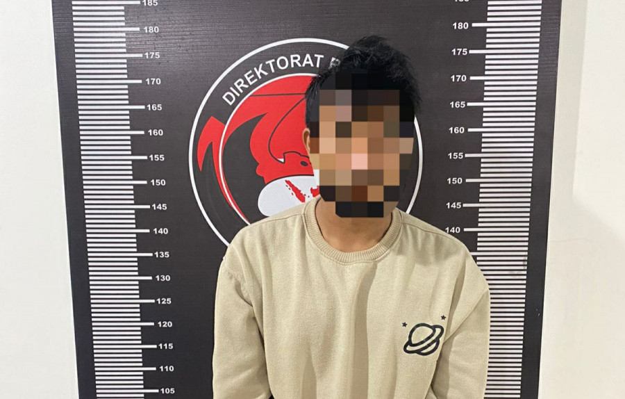 Tersangka bersama barang bukti yang diamankan oleh anggota tim Satreskoba Polres Kukar. (Istimewa/HumasPolresKukar.dok)
