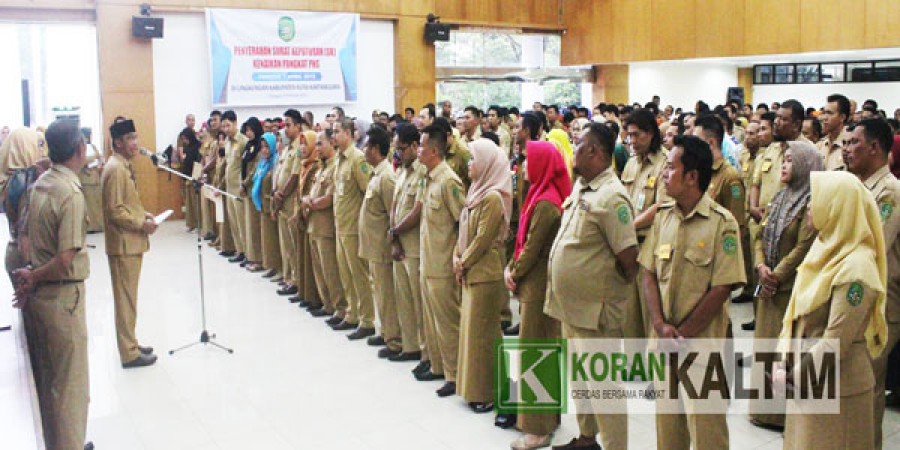 PENYERAHAN SK kenaikan pangkat oleh Setkab Kukar, Marli di aula Bappeda Kukar. (Foto: Heri/korankaltim)