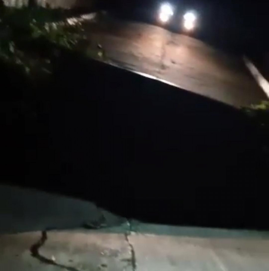 Tangkapan layar video , menampakan jembatan long penjalin amblas dan sorot lampu mobil yang hendak melintas. (Foto: istimewa/ akun Facebook Rica Tri Agustiani)
