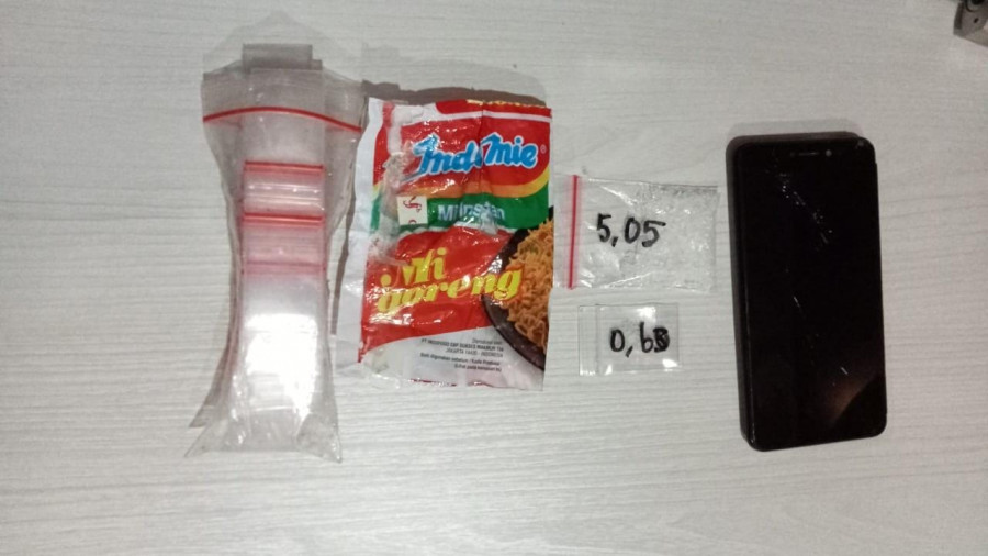 Barang bukti sabu-sabu serta bandel plastik dan satu unit handphone yang diamankan dari tersangka. (Foto: Istimewa)