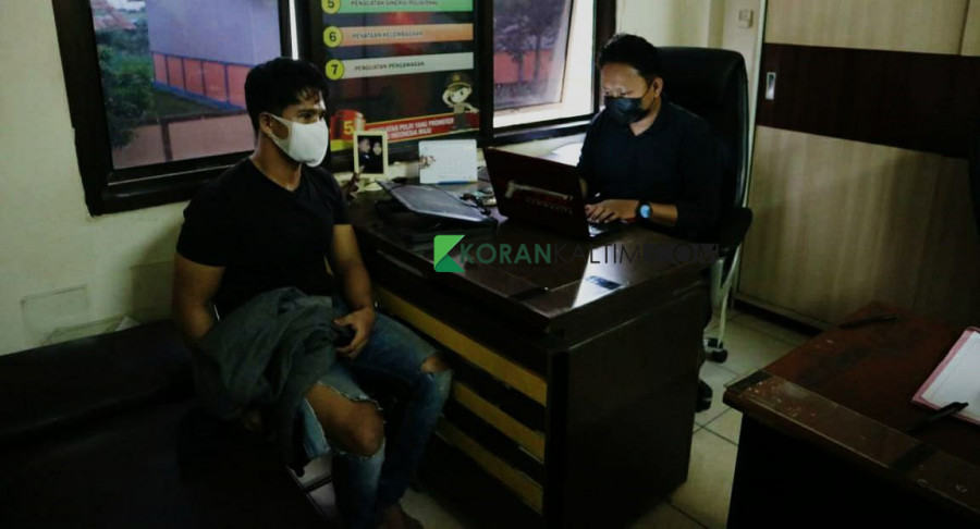 JP (25) saat dilakukan pemeriksaan oleh penyidik di Mako Polresta Samarinda Jalan Slamet Riyadi Jumat (21/5/2021) sore tadi. (Foto: Nancy/korankaltim.com)