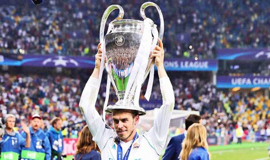 SUPERSUB: Gareth Bale bersama trofi Liga Champions yang didapatkan Real Madrid untuk ketiga kalinya secara beruntun berkat dua gol yang dicetaknya ke gawang Liverpool. ( thesun)