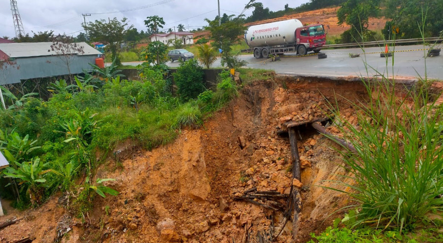 Kondisi longsor di kilometer 19-20, jalan poros Balikpapan-Samarinda, badan jalan hampir ikut amblas. (Foto: Reza Fahlevi/korankaltimcom)
