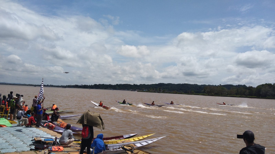 Lomba balap perahu ketinting/ces yang digelar selama dua hari dalam rangka memeriahkan Erau Adat Pelas Benua di Tenggarong, Kukar. (Handayan/korankaltim.com)