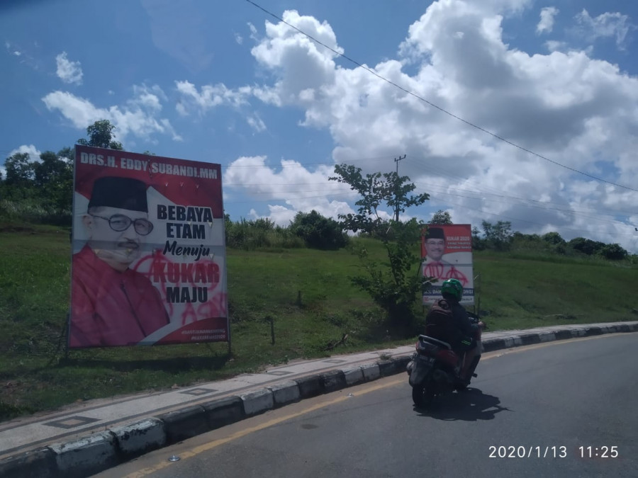 Beberapa baliho yang di coret tangan tak bertanggungjawab di Tenggarong Seberang ( Foto: Reza/korankaltimcom)