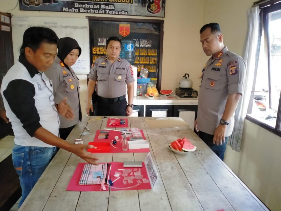 Kapolsek Tanah Grogot AKP Syarifa Nurhuda didampingi Kanit Reskrim Aipda Jahiruddin menunjukkan barang bukti sabu kepada Kapolres Paser AKBP Murwoto. (Foto : Dwi Cahyo/KoranKaltim.Com)